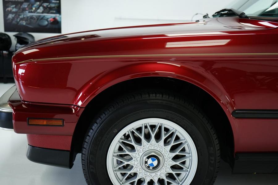 Детали экстерьера BMW 325i Convertible (Calypso Red) 1990 года  (фото 33 из 190)